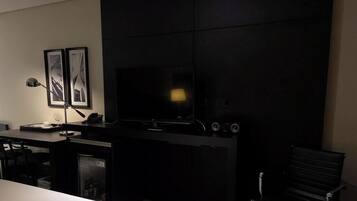 1 bedroom, desk, WiFi, bed sheets