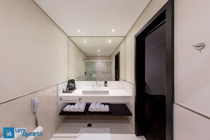 Hårføner og håndklær