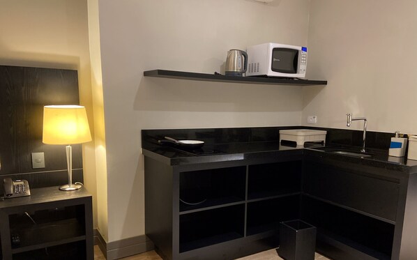 Mikrobølgeovn, vannkoker og kjøkkenutstyr