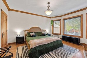 4 bedrooms, iron/ironing board, Internet, bed sheets - Excellent Location! Beautiful Home for up to 12 (Milwaukee)