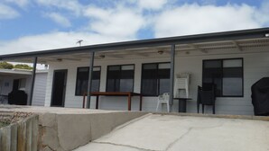 Un bâtiment d’un seul étage, doté d’un toit plat, de grandes fenêtres et d’une allée en béton.