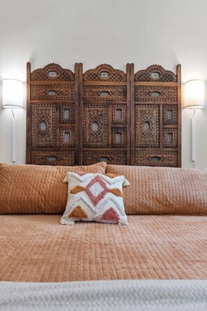 2 bedrooms, iron/ironing board, Internet, bed sheets - Prestigious Location Near Lake Michigan (Milwaukee)