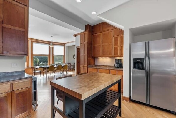 Fridge, microwave, oven, stovetop - Prestigious Location Near Lake Michigan (Milwaukee)