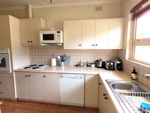 Micro-ondes, four, lave-vaisselle, cafetière/bouilloire