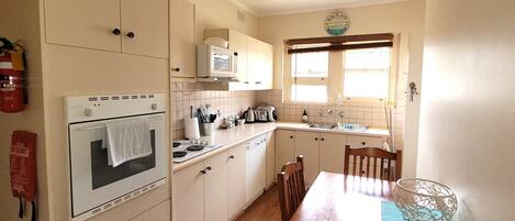 Microwave, oven, dishwasher, coffee/tea maker