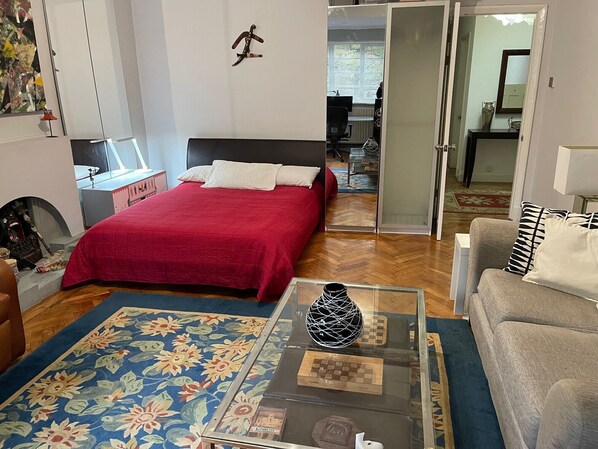 1 bedroom, iron/ironing board, WiFi, bed sheets - Large Double Bedroom 10 minutes to central London (London)