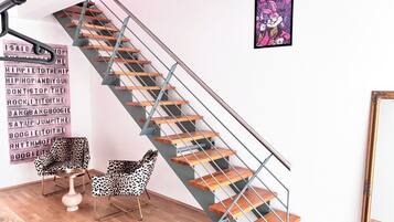 Fridge, oven, stovetop, coffee/tea maker