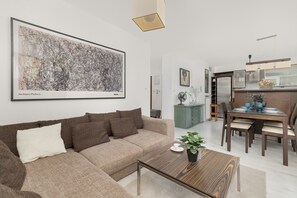 Apartamento, 2 quartos, 2 banheiros | Sala de estar | TV de tela plana 32 polegadas com canais a cabo, DVD player