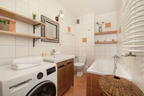 Apartment, 2 Bedrooms, 2 Bathrooms | Bathroom | Shower, towels - Large Apartment With Desk by Renters (Kraków)