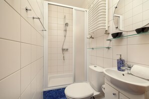 Apartment, 2 Bedrooms, 2 Bathrooms | Bathroom | Shower, towels - Large Apartment With Desk by Renters (Kraków)