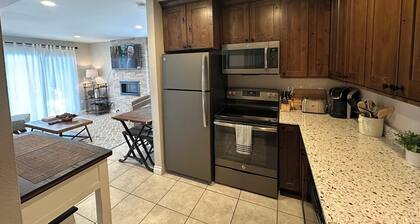 Canyons Village unit w/easy access to skiing, full kitchen, transportation