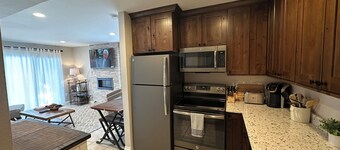 Canyons Village unit w/easy access to skiing, full kitchen, transportation