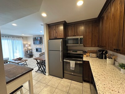 Canyons Village unit w/easy access to skiing, full kitchen, transportation