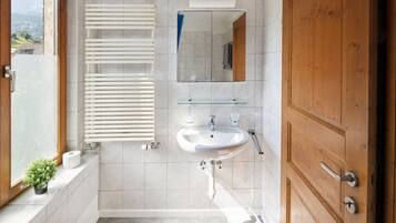 Douche, sĂšche-cheveux, serviettes fournies