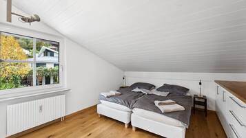 2 chambres, bureau, fer et planche Ă repasser, lit parapluie