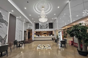 A hotel lobby with a chandelier, marble walls, a reception desk, and seating areas. - Yi Mi Hotel Shenzhen Longgang Pinghu South China City (Shenzhen)
