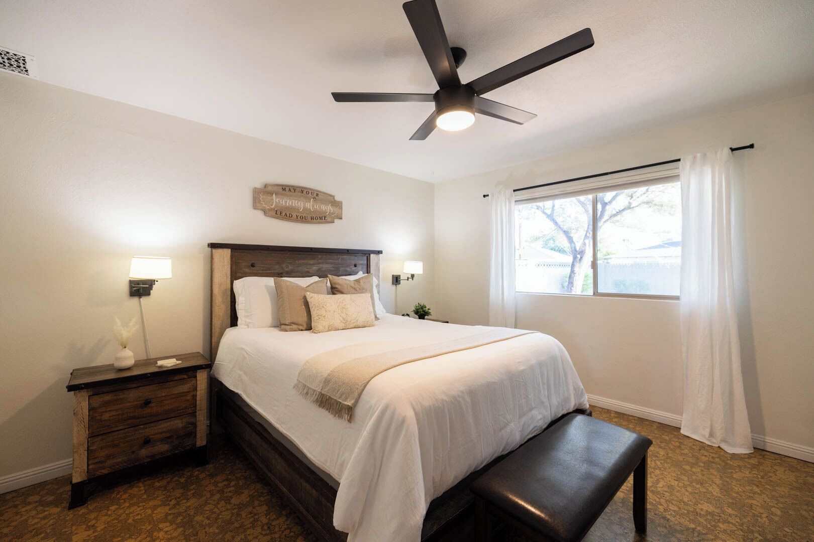 3 quartos, escrivaninha, ferros/tábuas de passar roupa, berço de viagem