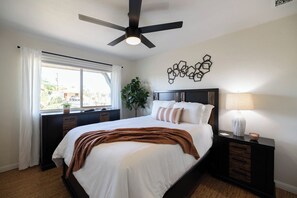 3 Schlafzimmer, Schreibtisch, Bügeleisen/Bügelbrett, Reisekinderbett