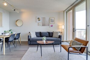 Comfort-Apartment | Wohnbereich | 32-Zoll-Smart-TV mit Kabelempfang