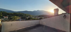 Property grounds - Fabulous Abruzzo Villa Sirente view (Abruzzo)