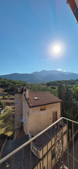 Property grounds - Fabulous Abruzzo Villa Sirente view (Abruzzo)