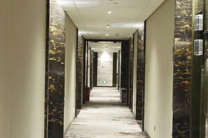 A corridor with marble walls and a patterned floor, leading to a door at the end. - Wuhan Meichen Yueshang Boutique Hotel (Wuhan)