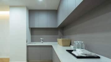 Cozinha moderna com pia embutida, bancada e painel de madeira.