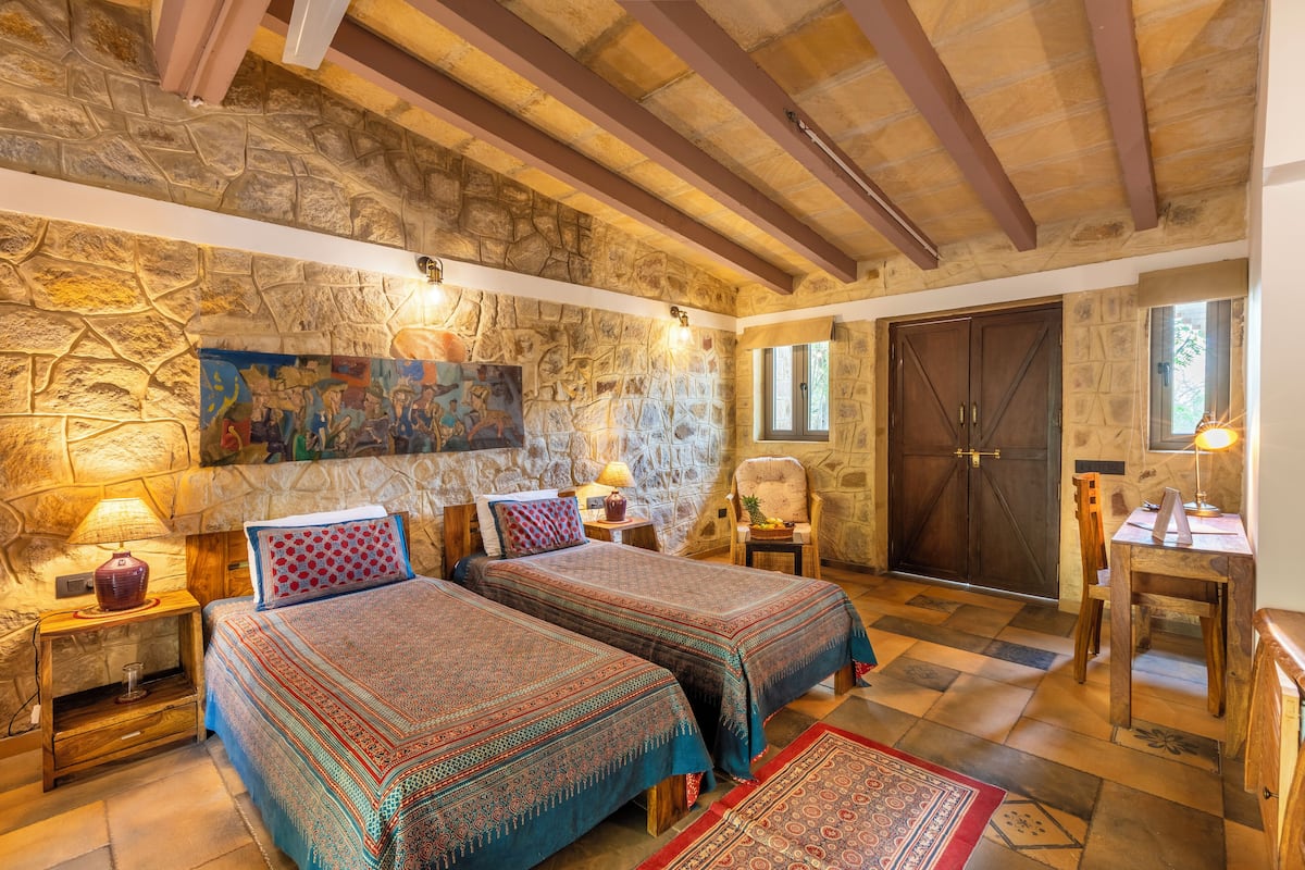 Luxury Cottage | 1 bedroom, desk, iron/ironing board, rollaway beds