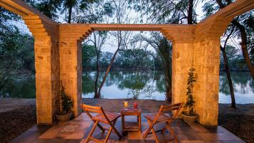Cottage Cao cấp | Khu vực ăn uống tại phòng