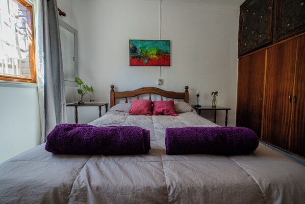 2 bedrooms, iron/ironing board, WiFi, bed sheets