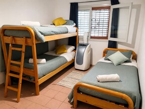 2 室のベッドルーム、アイロン / アイロン台、WiFi、ベッドシーツ