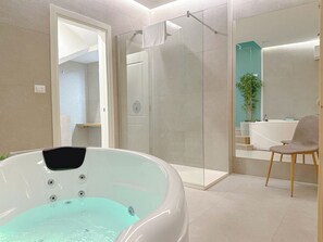 Ducha, bañera de hidromasaje, secador de pelo y bidé