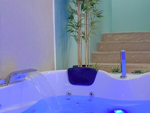 Indoor spa tub
