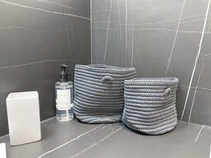 Douche, sèche-cheveux, bidet, serviettes fournies