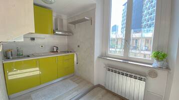 Kühlschrank, Herdplatte, Wasserkocher mit Kaffee-/Teezubehör