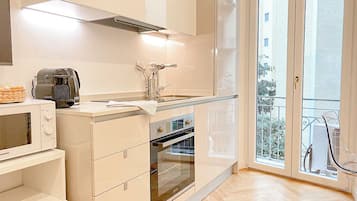 Frigorifero, microonde, forno, piano cottura