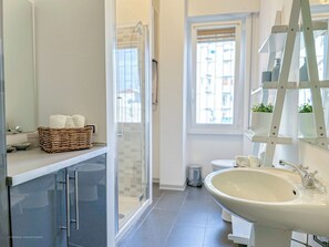 Douche, sĂšche-cheveux, bidet, serviettes fournies