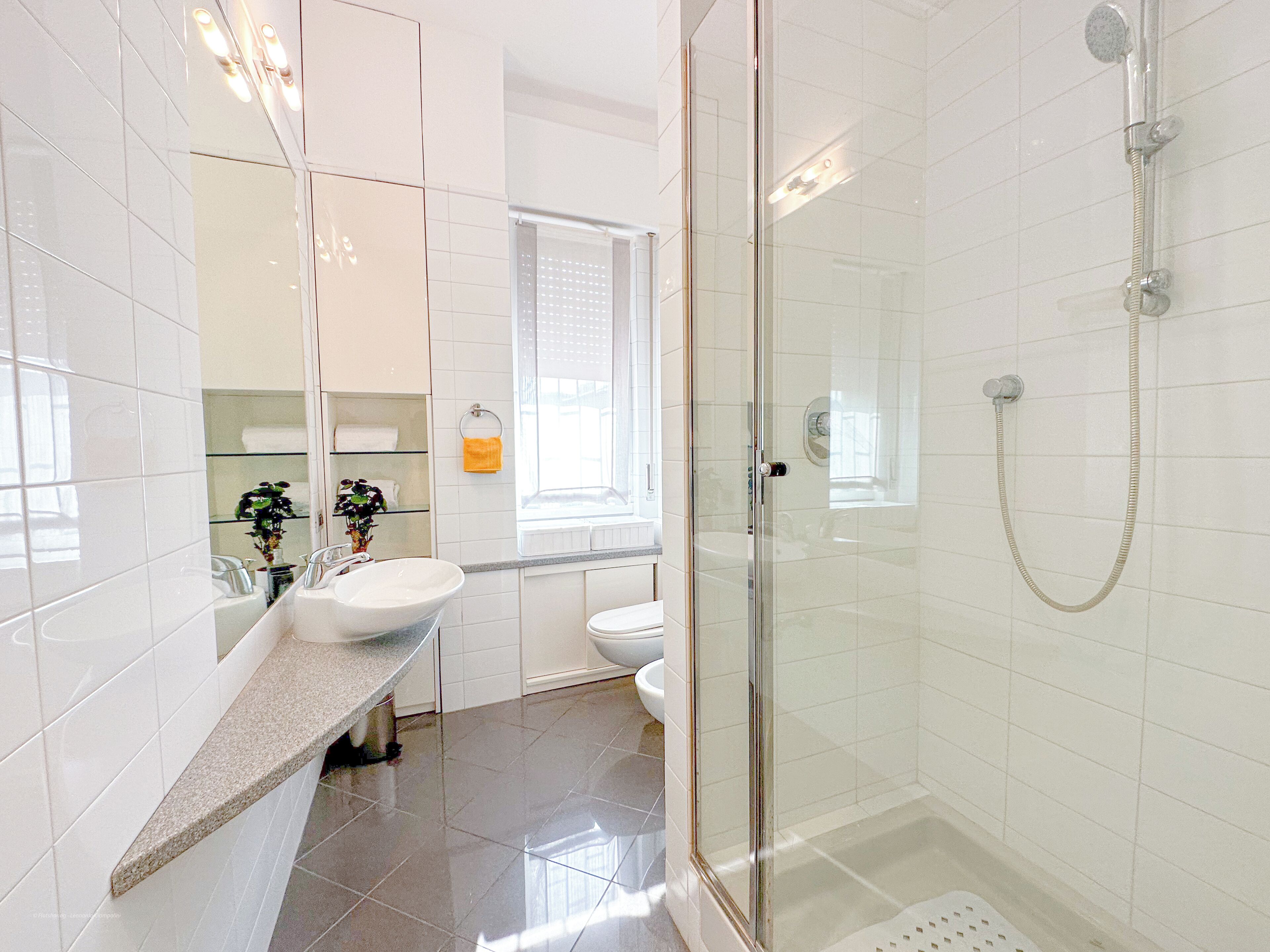 Douche, sèche-cheveux, bidet, serviettes fournies
