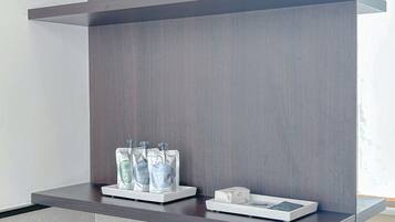 Douche, sĂšche-cheveux, bidet