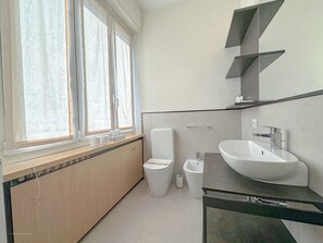 Dutxa, assecador de cabells i bidet