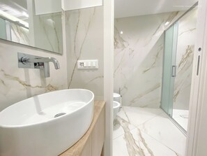Douche, sèche-cheveux, bidet, serviettes fournies