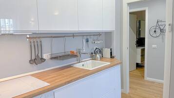 Een koelkast, een oven, een kookplaat, een vaatwasser