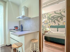 Frigorifero, microonde, forno, piano cottura