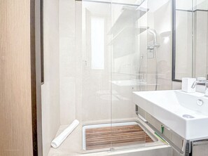 Shower, hair dryer, bidet, towels