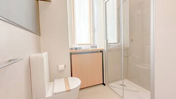 Doccia, asciugacapelli, bidet, asciugamani