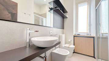 Shower, hair dryer, bidet, towels