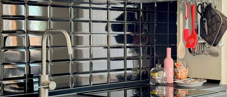 Refrigerador, microondas, parrilla de estufa y cafetera y tetera