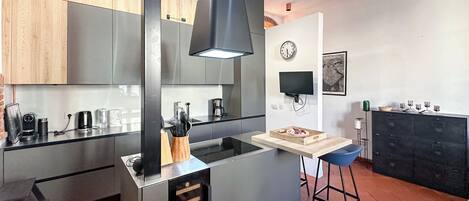 Een koelkast, een oven, een kookplaat, een vaatwasser