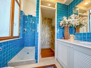 Regadera, amenidades de baño gratuitas, secadora de cabello, bidet 