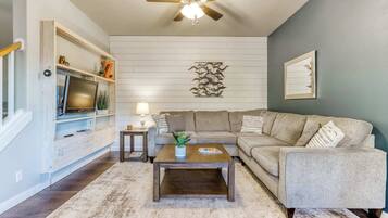 House, Multiple Beds, Patio, Garden View (Bend's Artful Adventure) | Living area | 42-inch flat-screen TV with digital channels